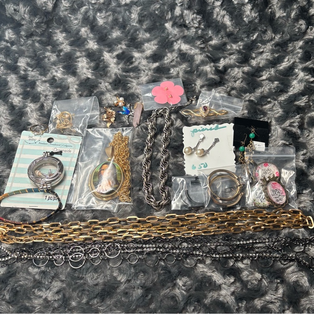 * SOLD* Lot of assorted jewelry